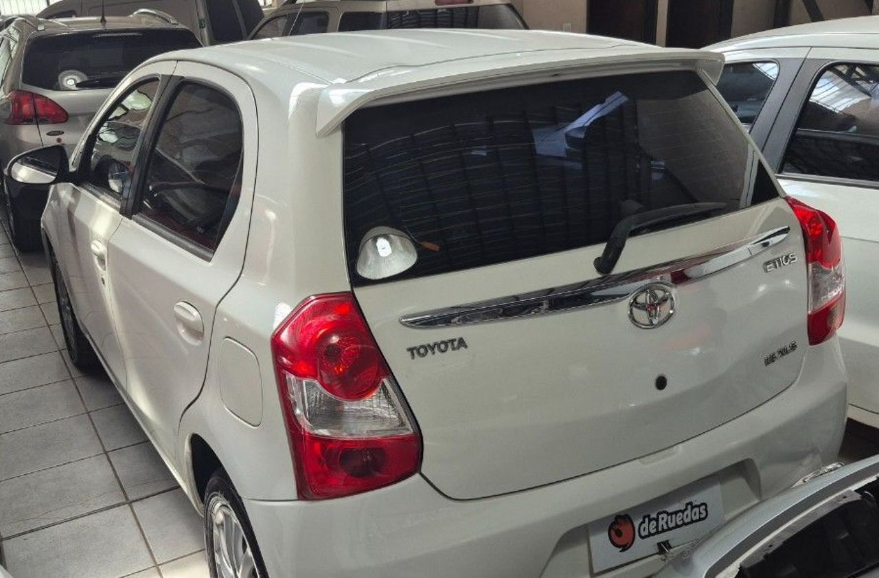 Toyota Etios Usado Financiado en Mendoza, deRuedas