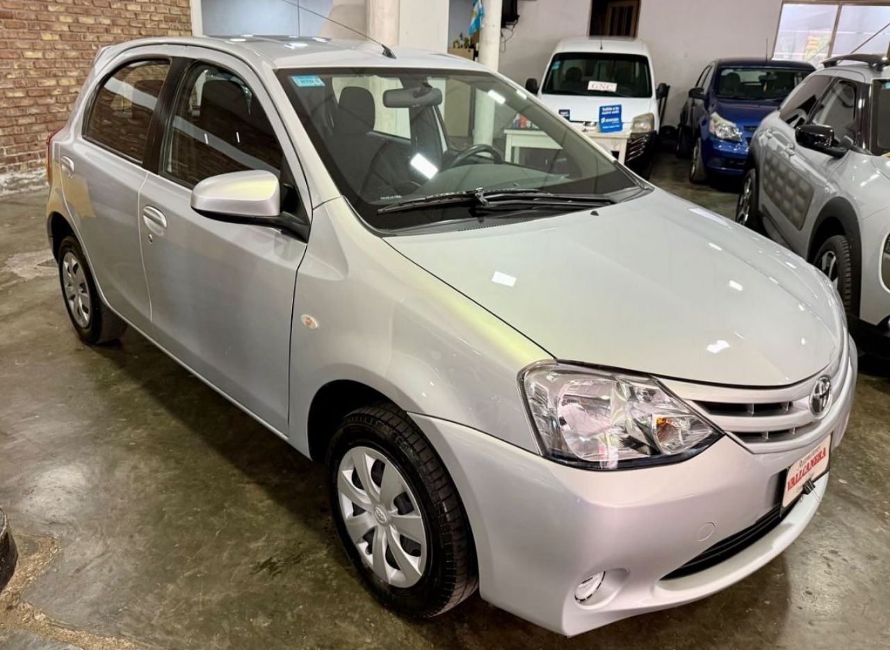 Toyota Etios Usado en Mendoza, deRuedas