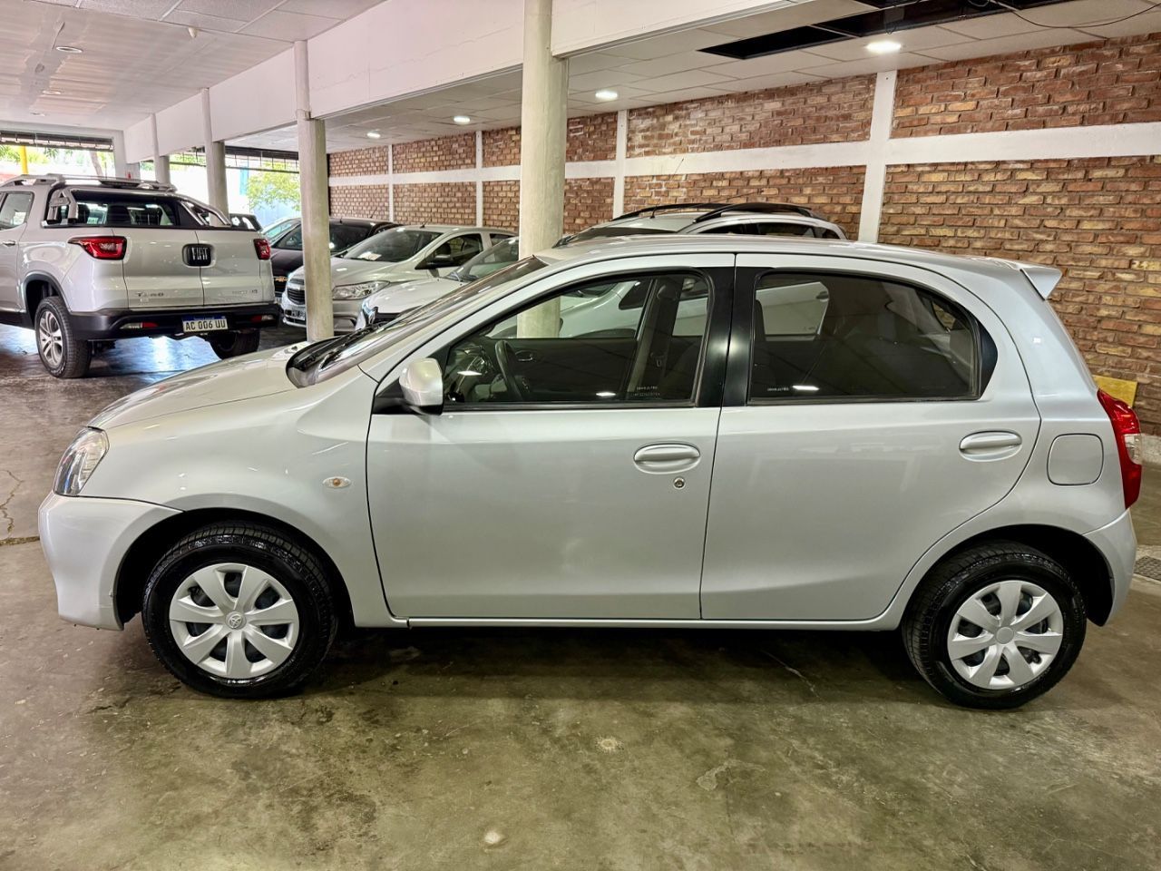 Toyota Etios Usado en Mendoza, deRuedas