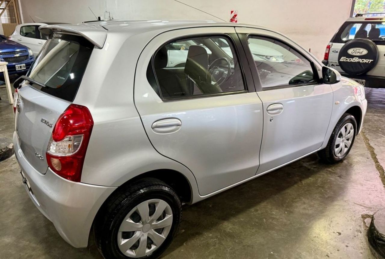 Toyota Etios Usado en Mendoza, deRuedas