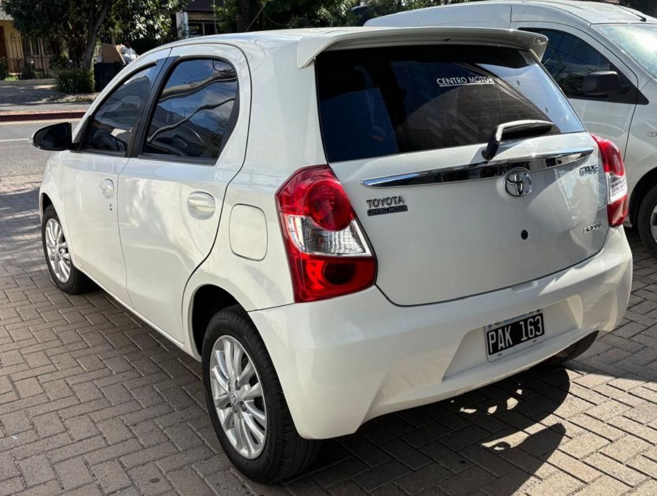 Toyota Etios Usado en Córdoba, deRuedas