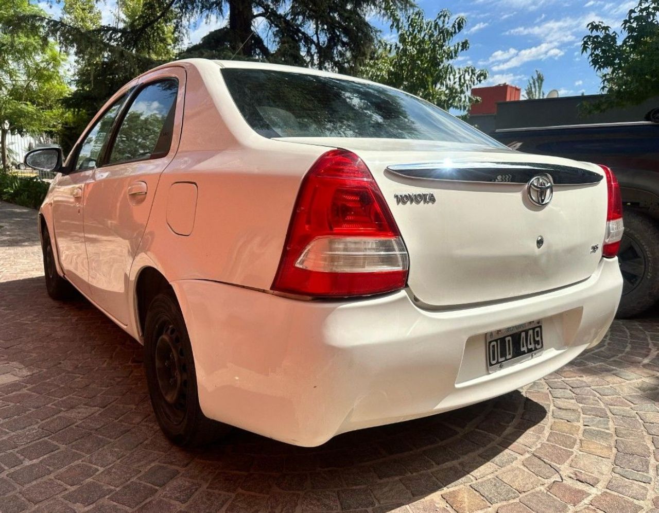 Toyota Etios Usado en Mendoza, deRuedas