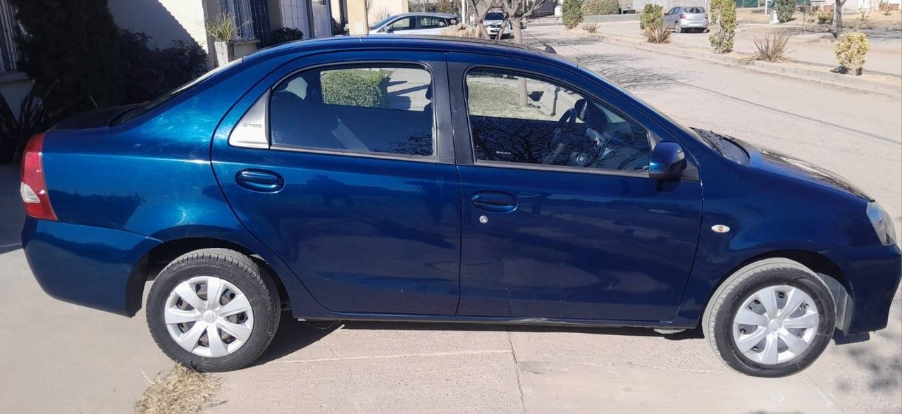 Toyota Etios Usado en Mendoza, deRuedas