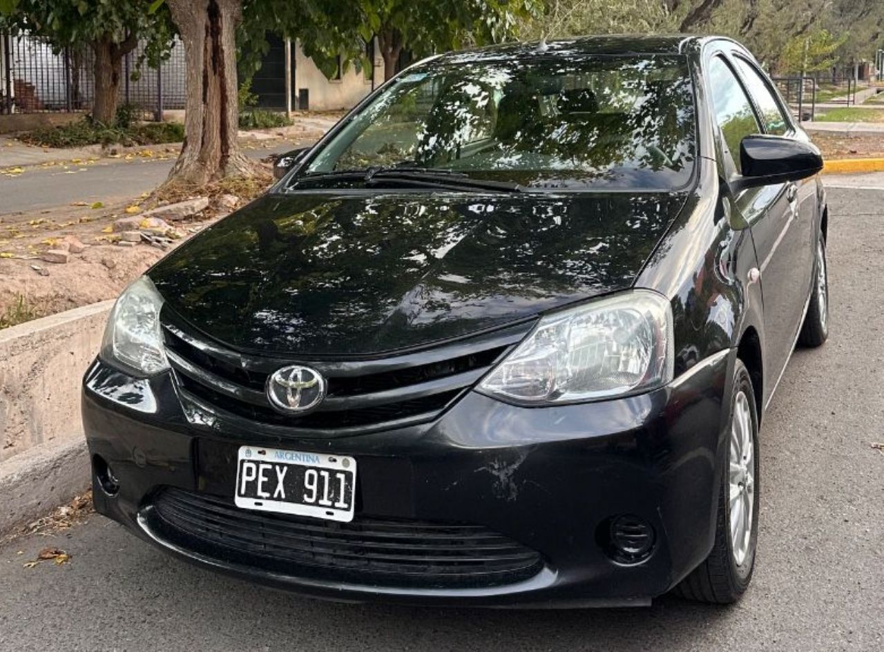 Toyota Etios Usado Financiado en Mendoza, deRuedas