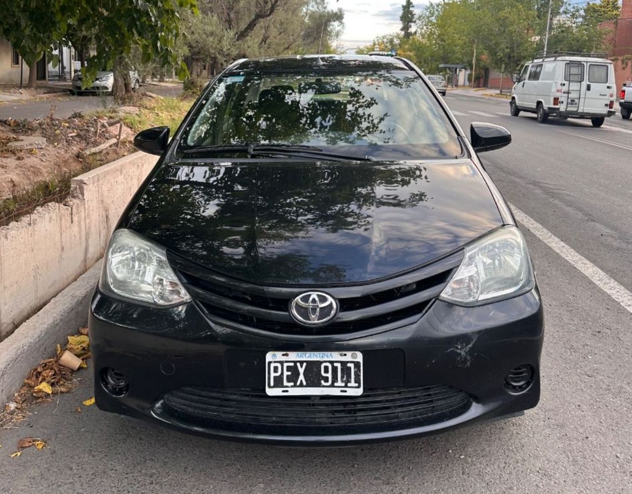Toyota Etios Usado Financiado en Mendoza, deRuedas