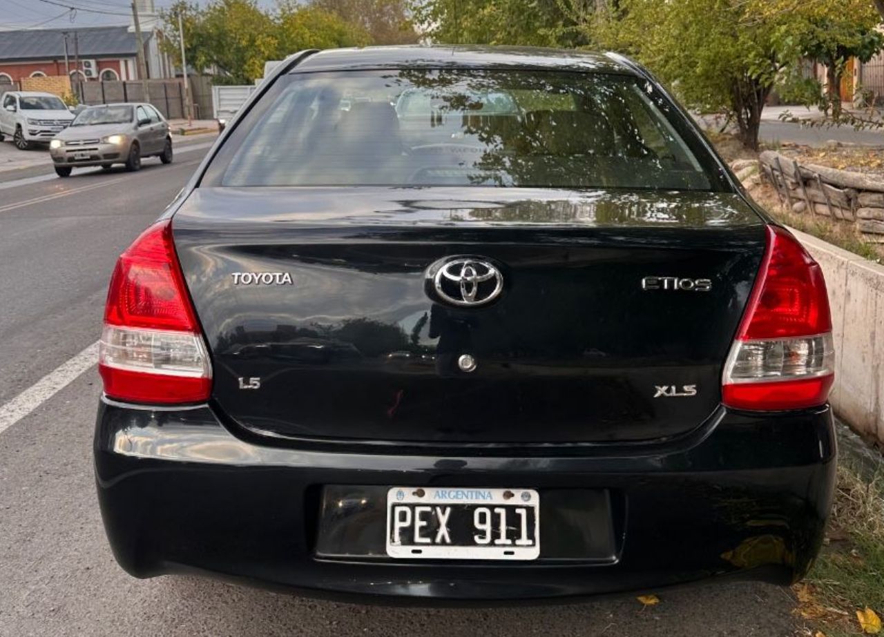 Toyota Etios Usado Financiado en Mendoza, deRuedas
