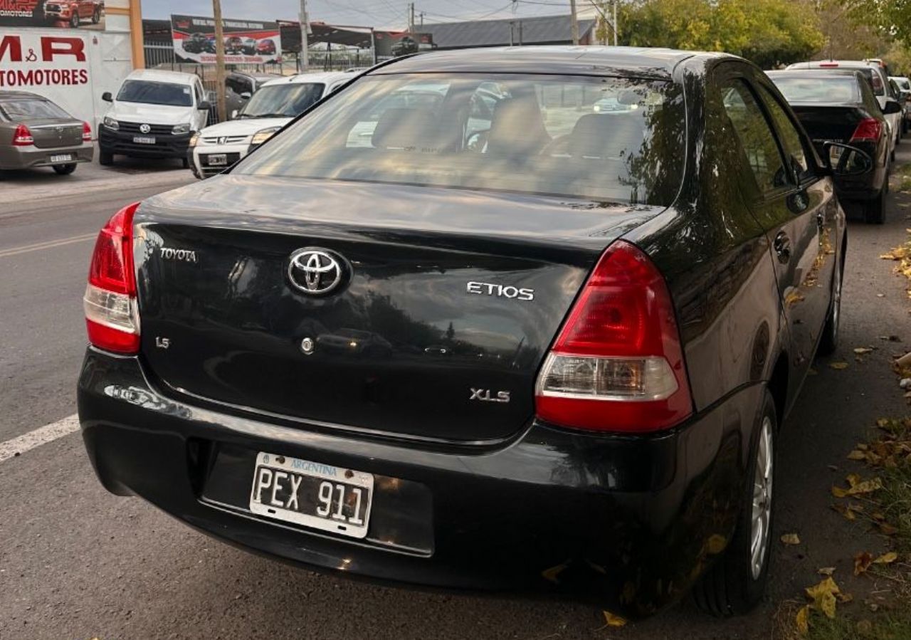 Toyota Etios Usado Financiado en Mendoza, deRuedas