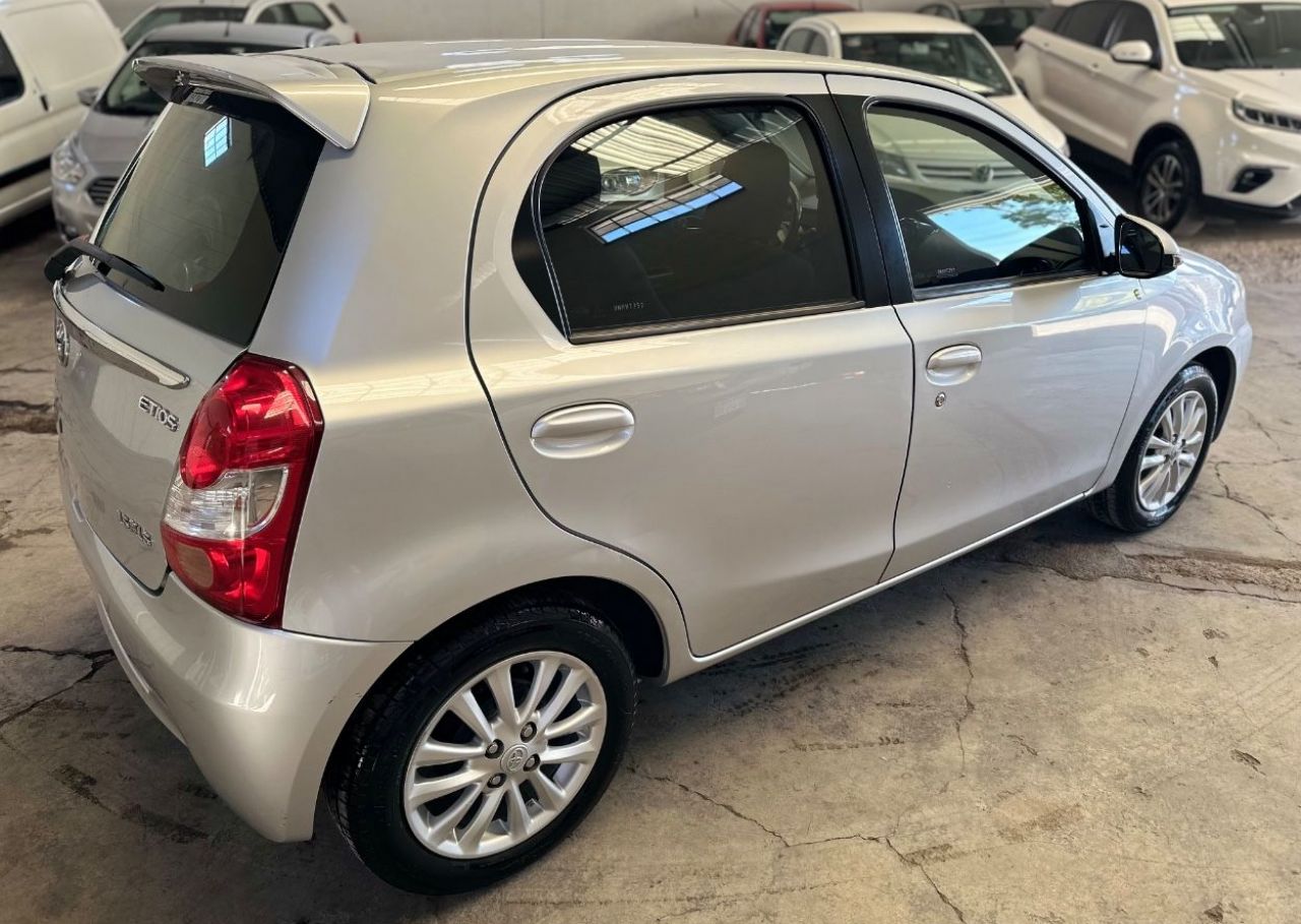 Toyota Etios Usado Financiado en Mendoza, deRuedas