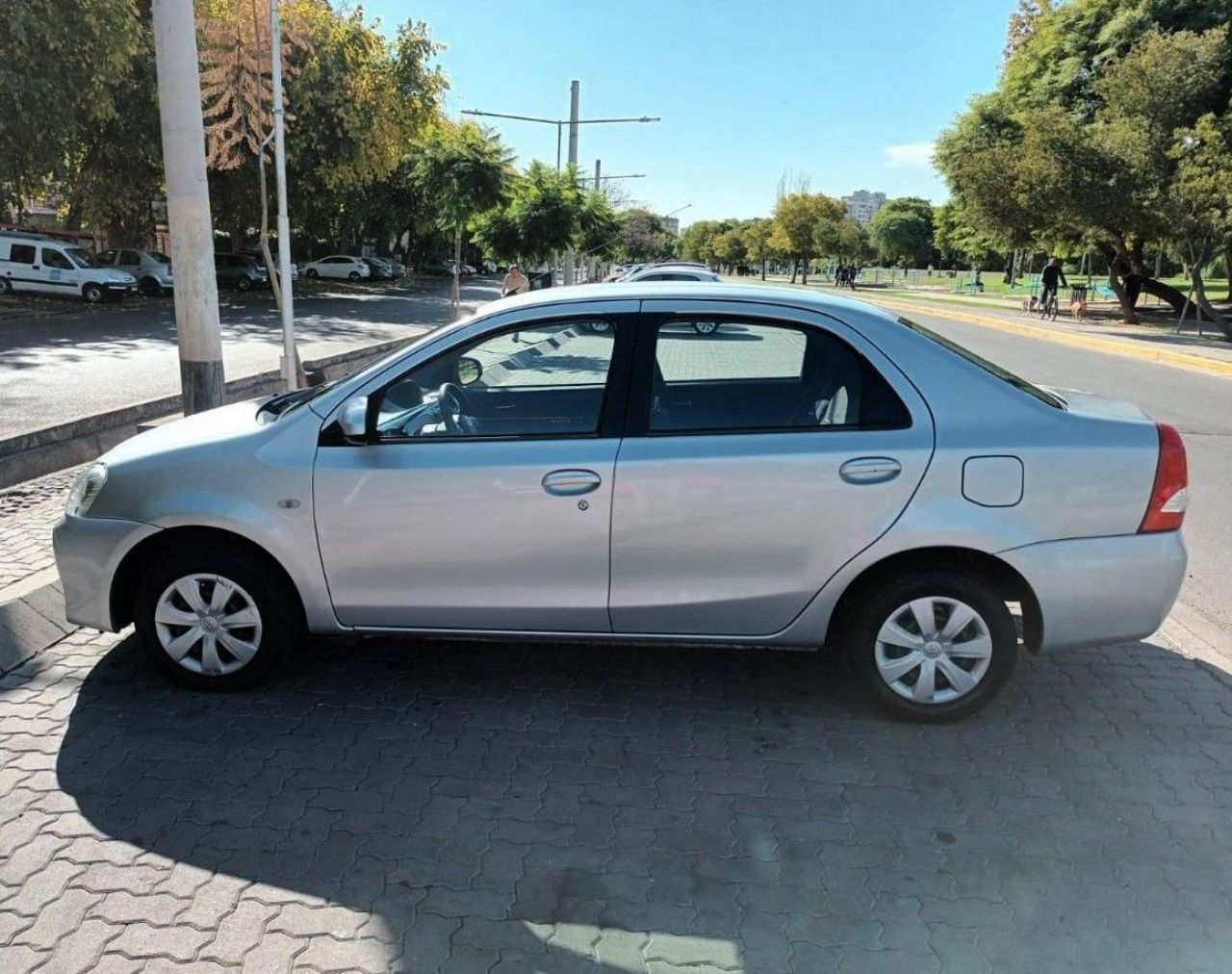 Toyota Etios Usado en Mendoza, deRuedas