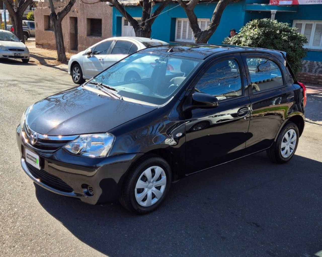 Toyota Etios Usado en Mendoza, deRuedas