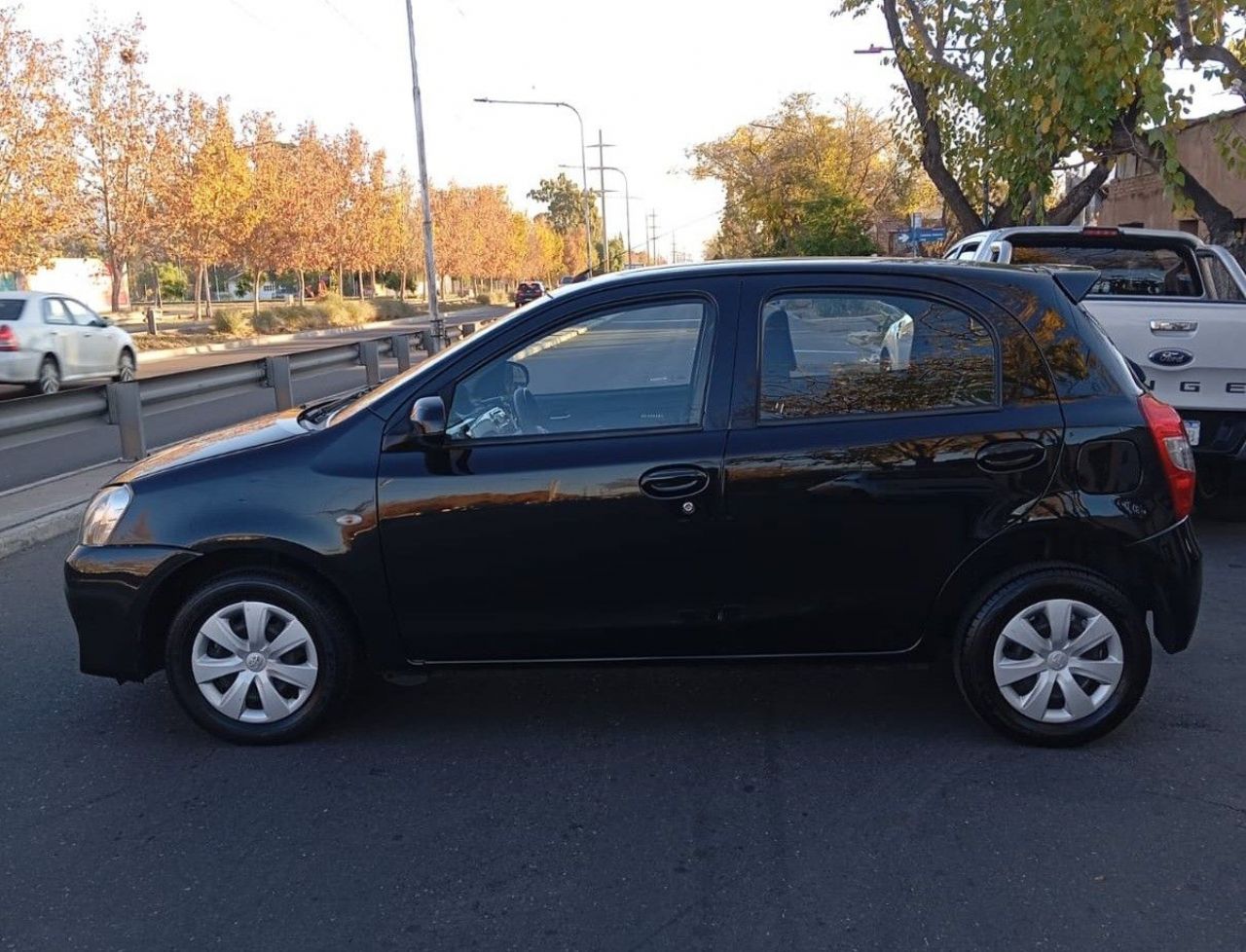 Toyota Etios Usado Financiado en Mendoza, deRuedas