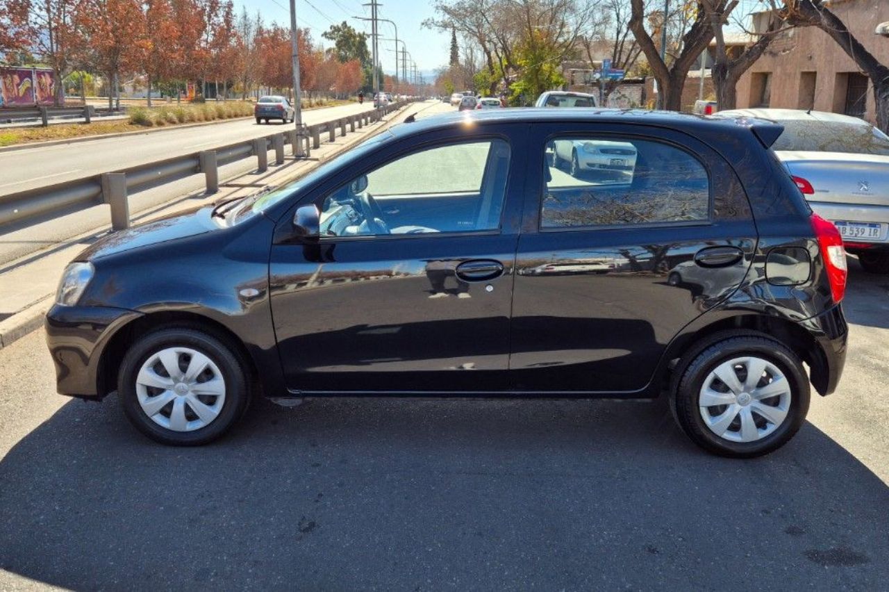 Toyota Etios Usado en Mendoza, deRuedas