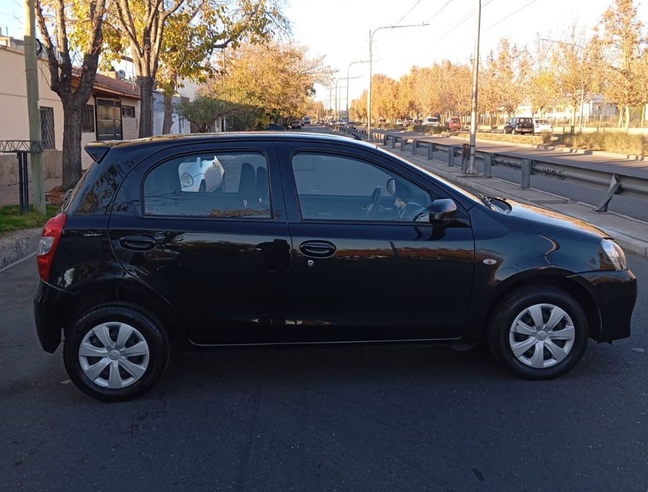 Toyota Etios Usado Financiado en Mendoza, deRuedas