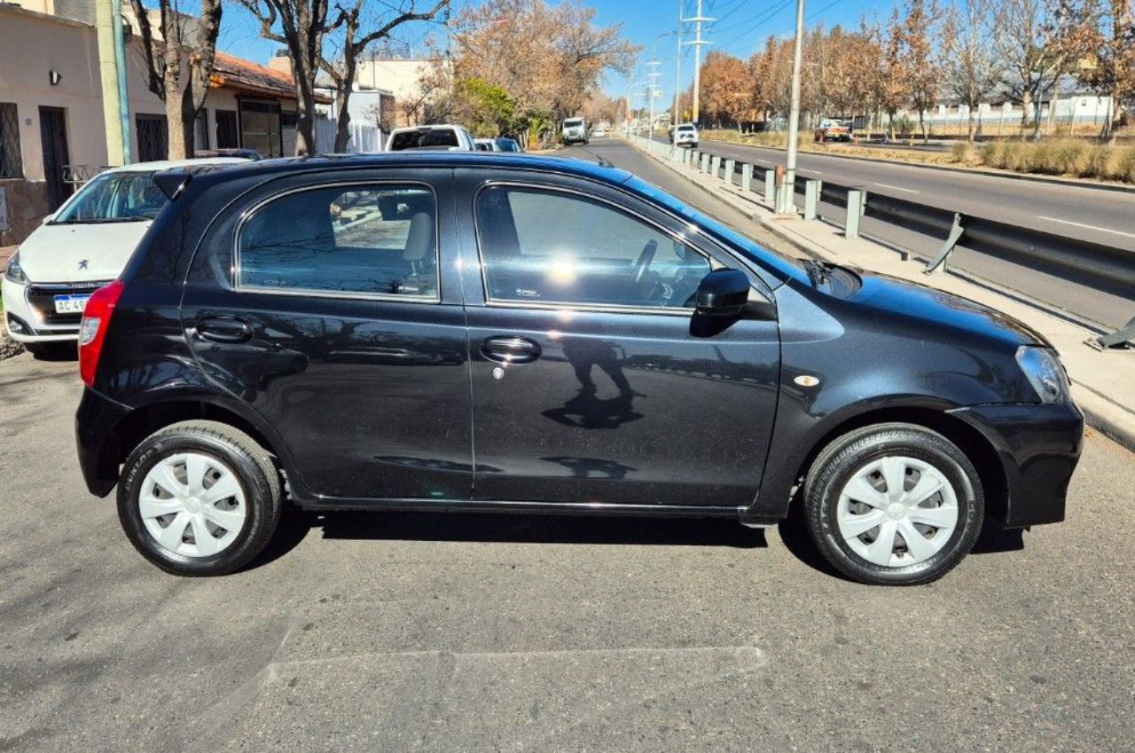 Toyota Etios Usado en Mendoza, deRuedas