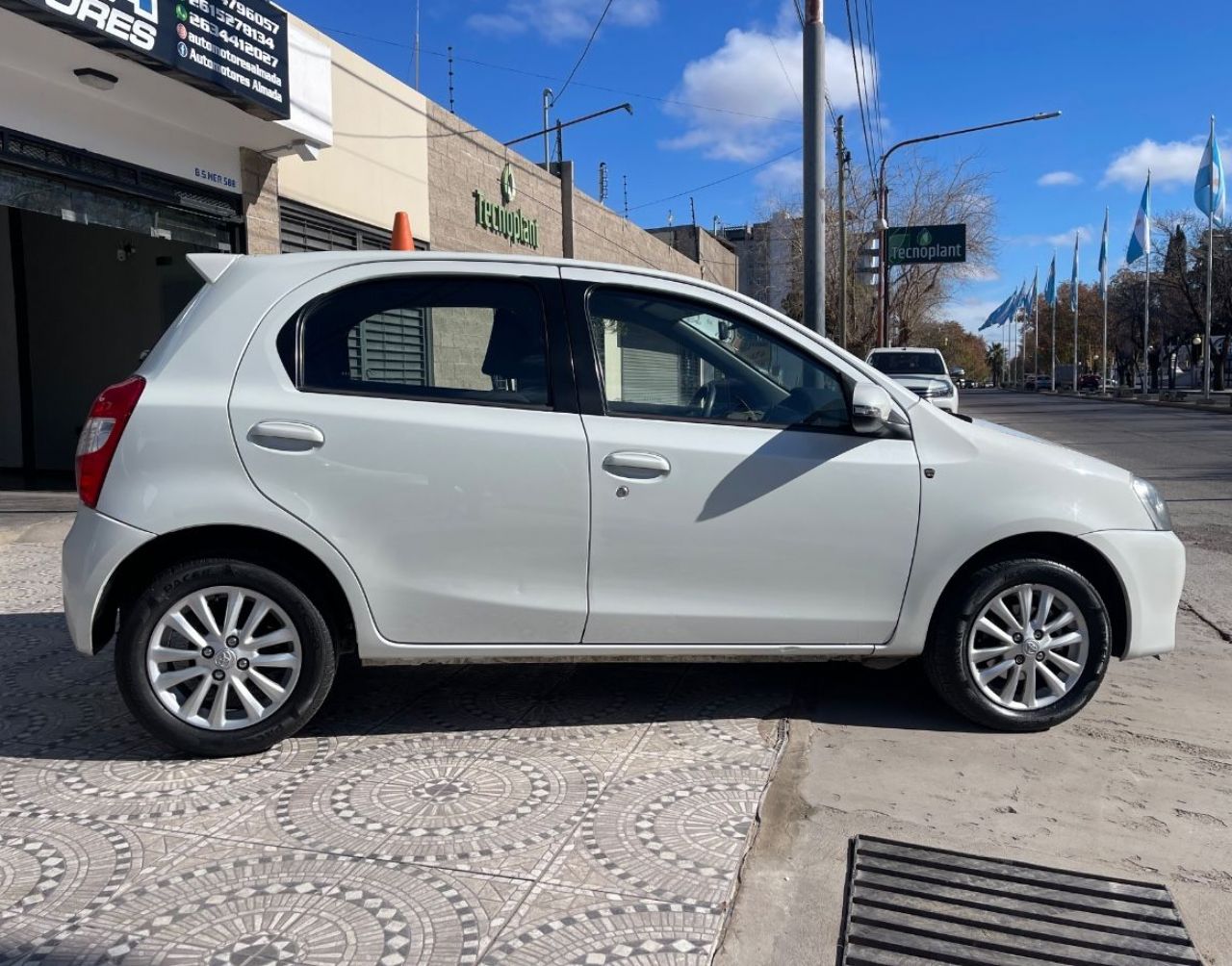 Toyota Etios Usado Financiado en Mendoza, deRuedas