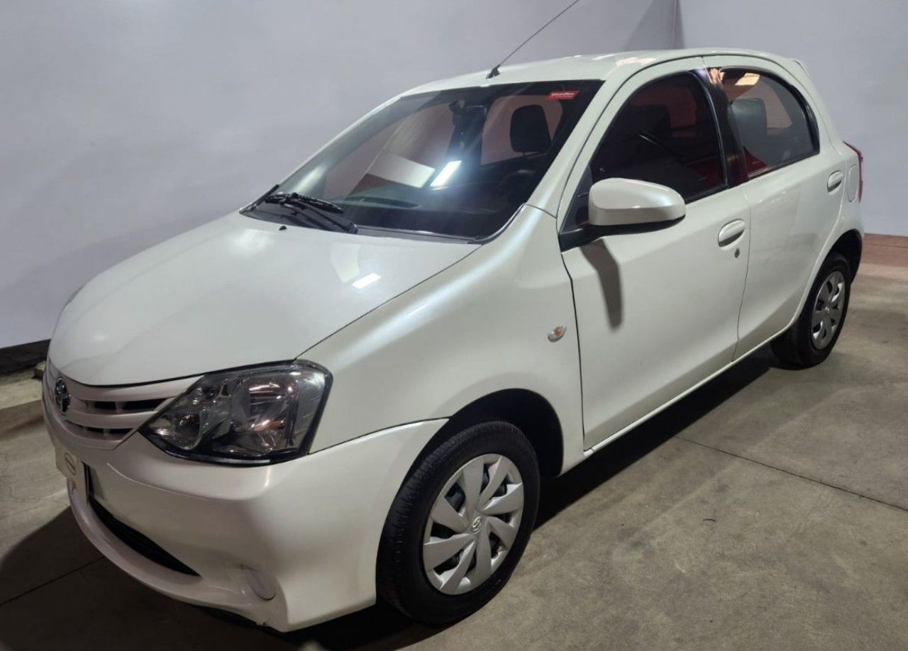 Toyota Etios Usado en Mendoza, deRuedas