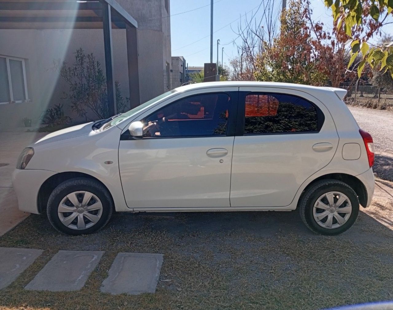 Toyota Etios Usado en Mendoza, deRuedas