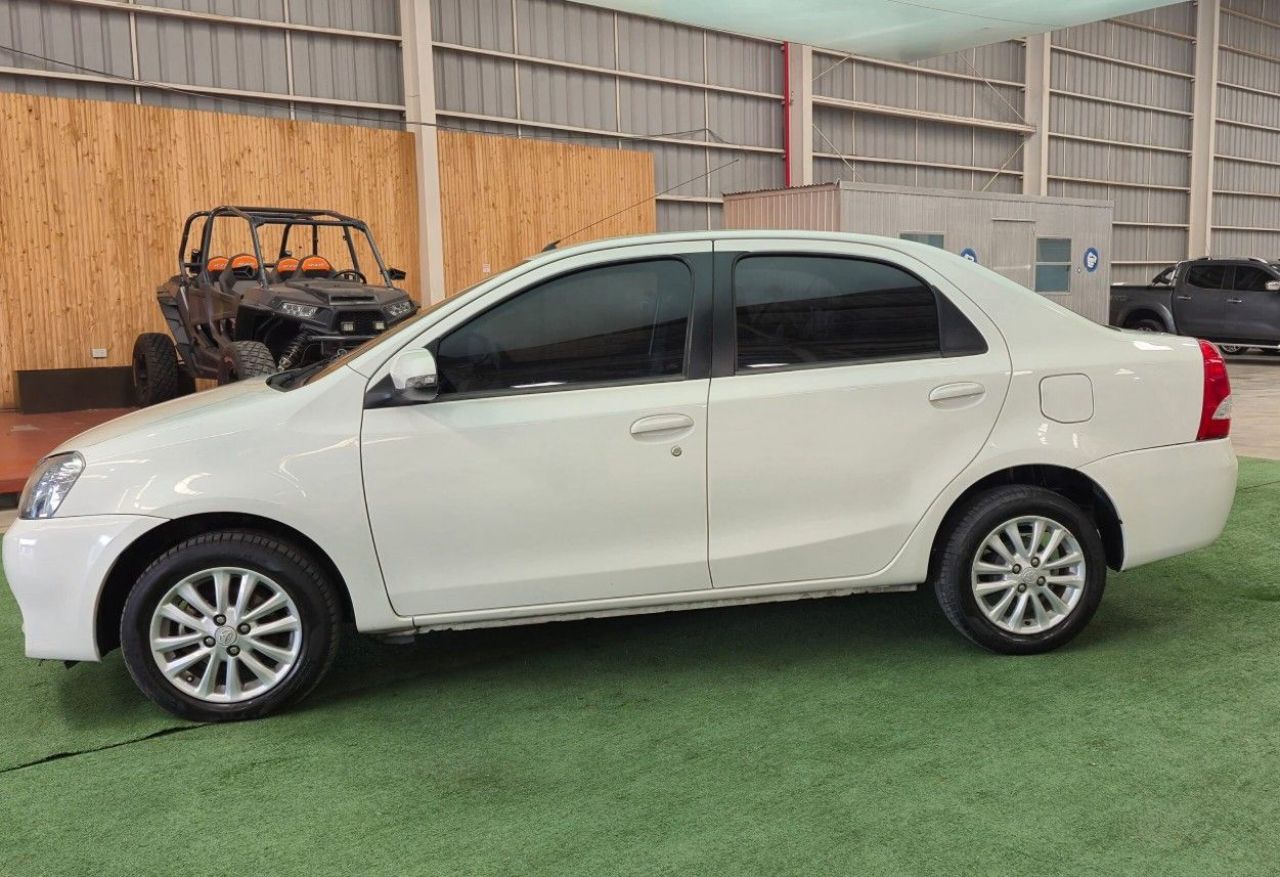 Toyota Etios Usado Financiado en Córdoba, deRuedas