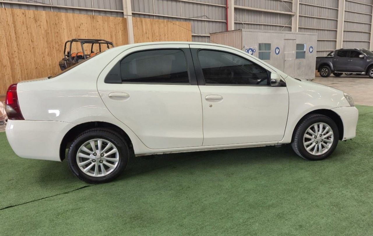 Toyota Etios Usado Financiado en Córdoba, deRuedas