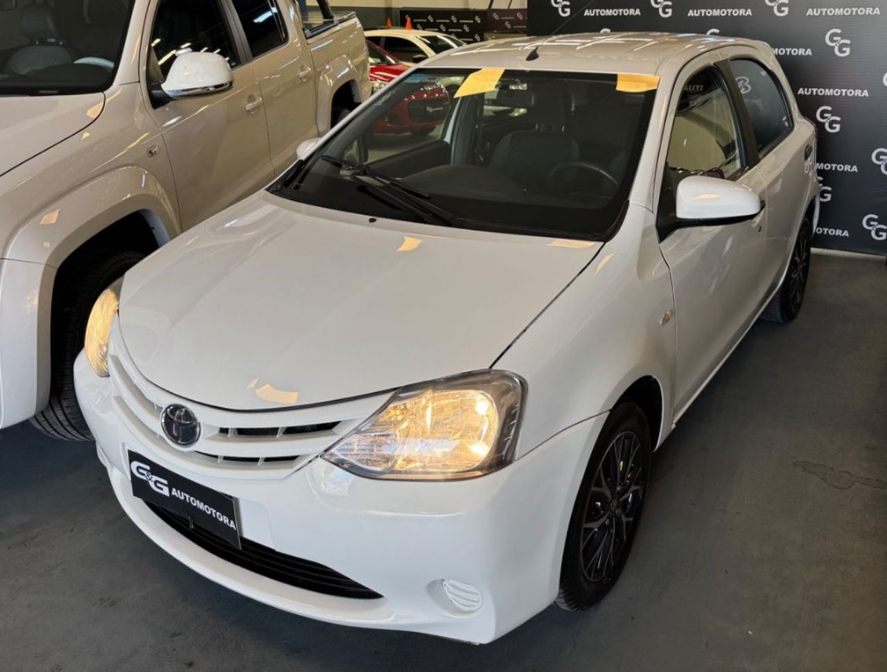 Toyota Etios Usado Financiado en Mendoza, deRuedas