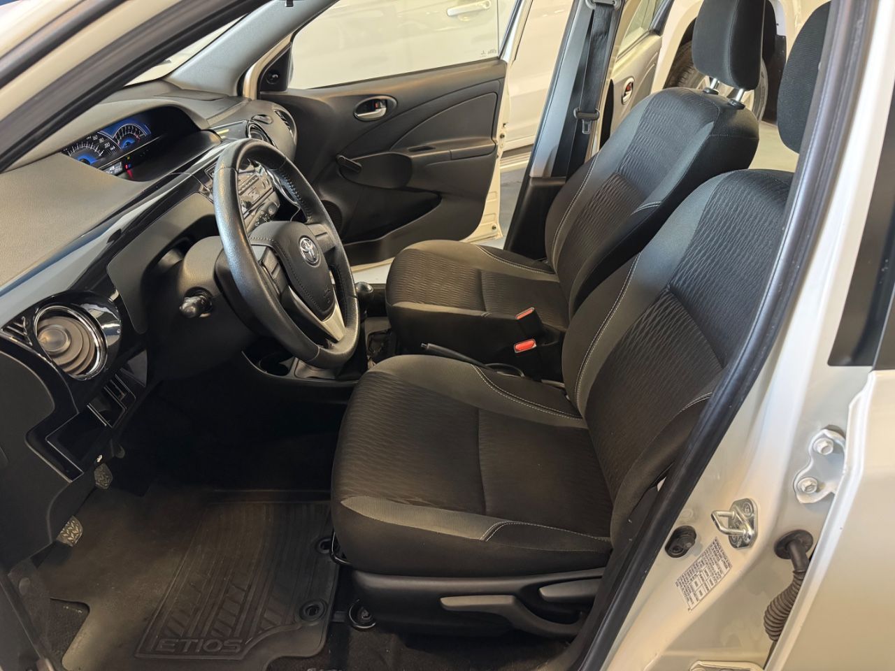 Toyota Etios Usado Financiado en Mendoza, deRuedas