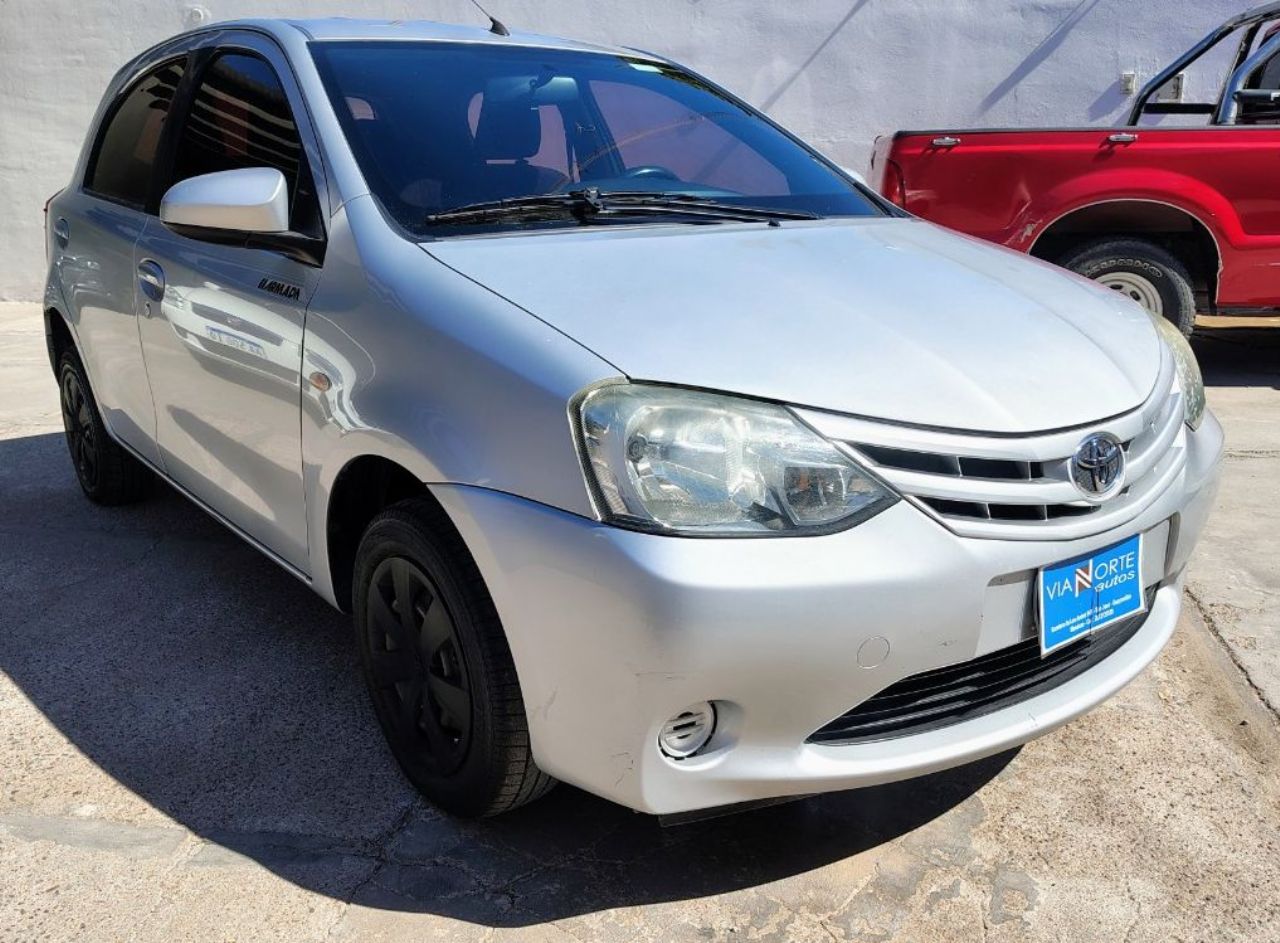 Toyota Etios Usado Financiado en Mendoza, deRuedas