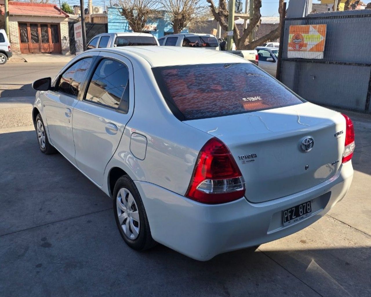 Toyota Etios Usado Financiado en Mendoza, deRuedas