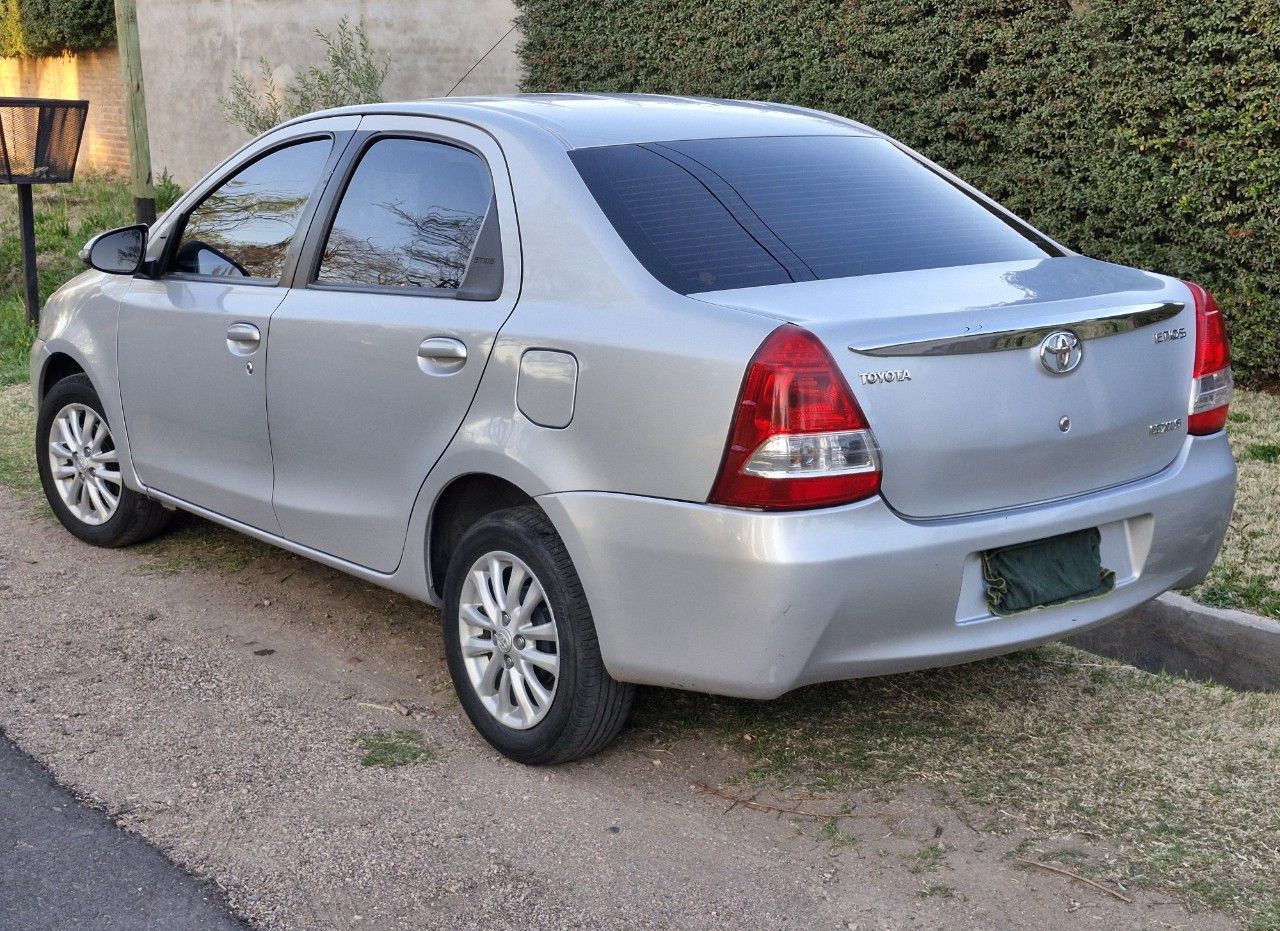 Toyota Etios Usado en Mendoza, deRuedas