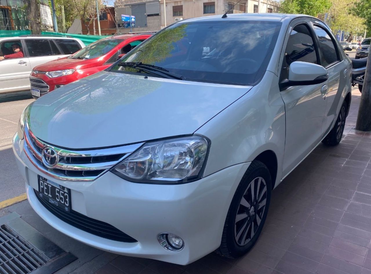 Toyota Etios Usado Financiado en Mendoza, deRuedas