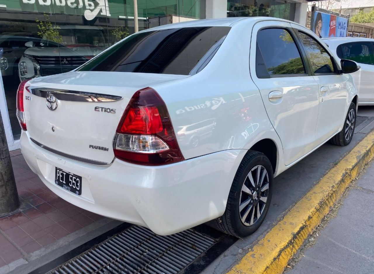 Toyota Etios Usado Financiado en Mendoza, deRuedas
