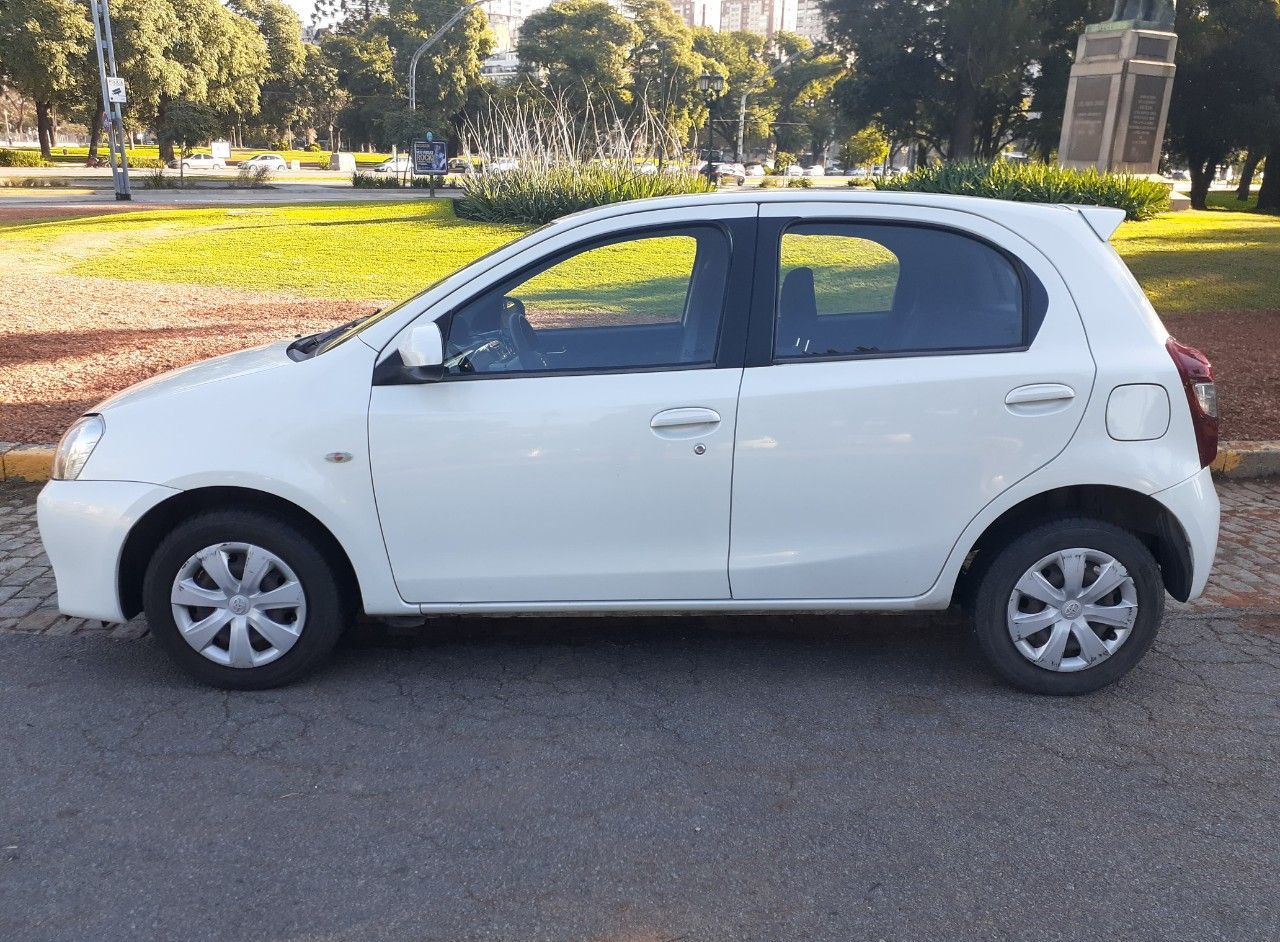 Toyota Etios Usado Financiado en Buenos Aires, deRuedas