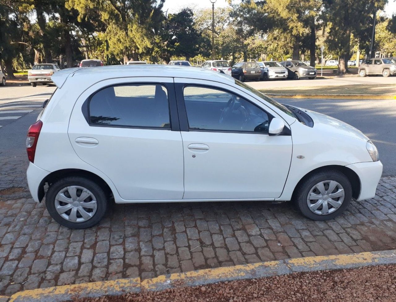 Toyota Etios Usado Financiado en Buenos Aires, deRuedas