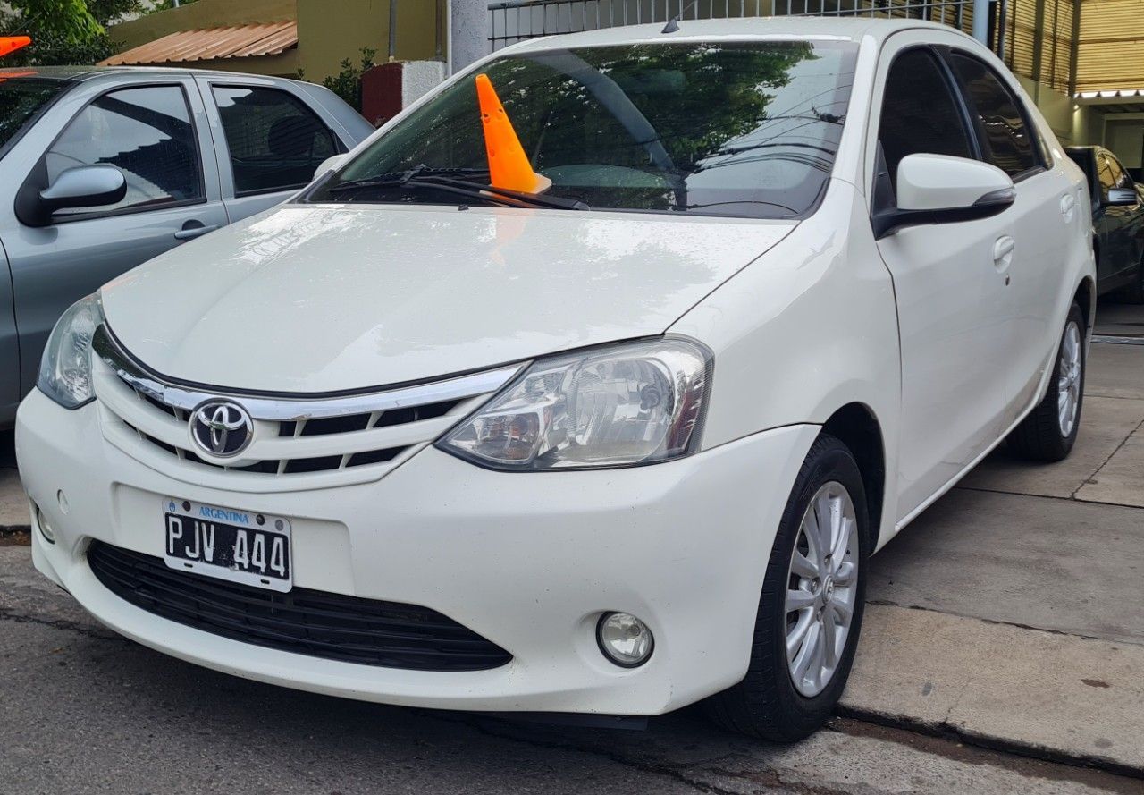Toyota Etios Usado Financiado en Mendoza, deRuedas