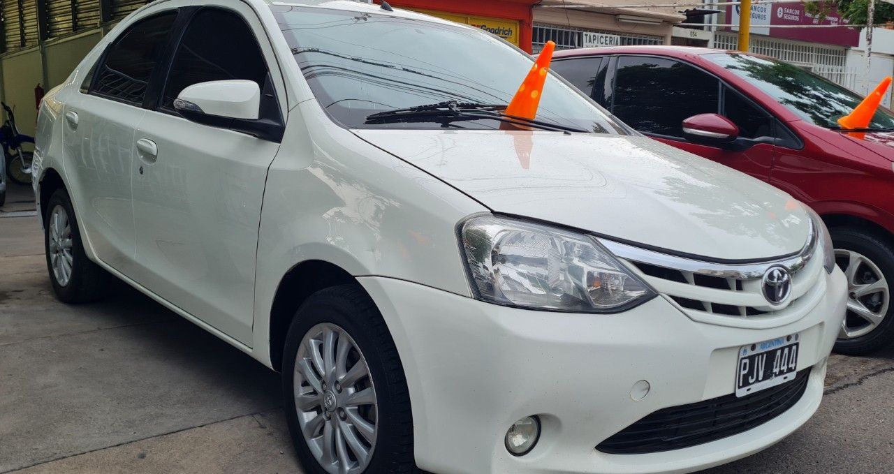 Toyota Etios Usado Financiado en Mendoza, deRuedas