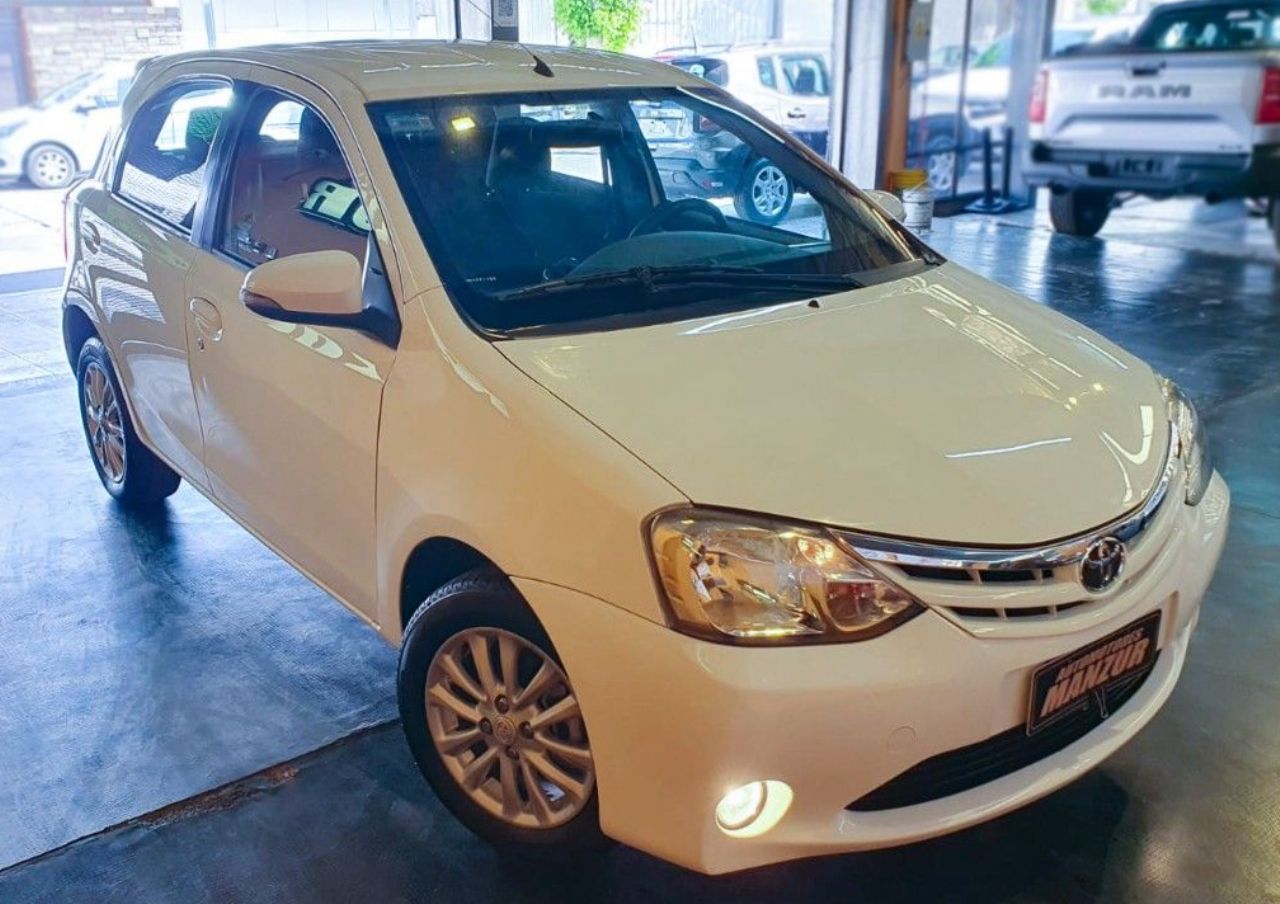 Toyota Etios Usado Financiado en Mendoza, deRuedas