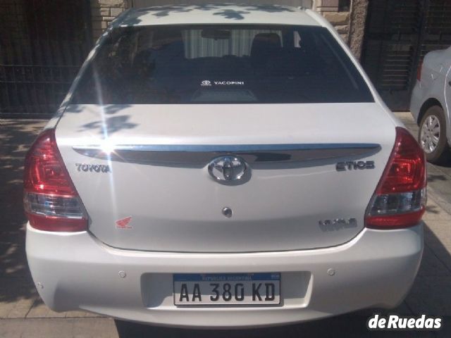 Toyota Etios Usado en Mendoza, deRuedas