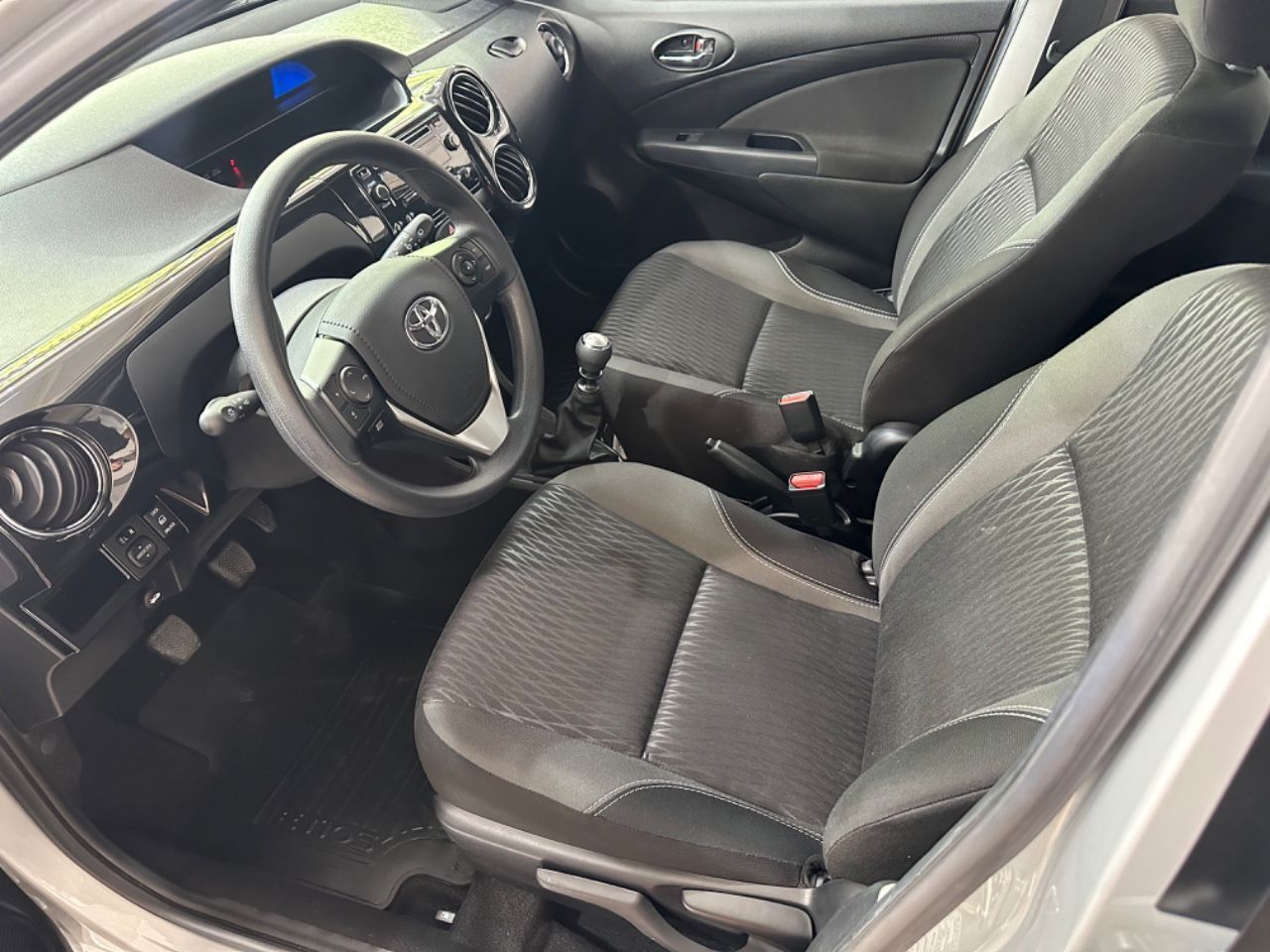 Toyota Etios Usado en Mendoza, deRuedas