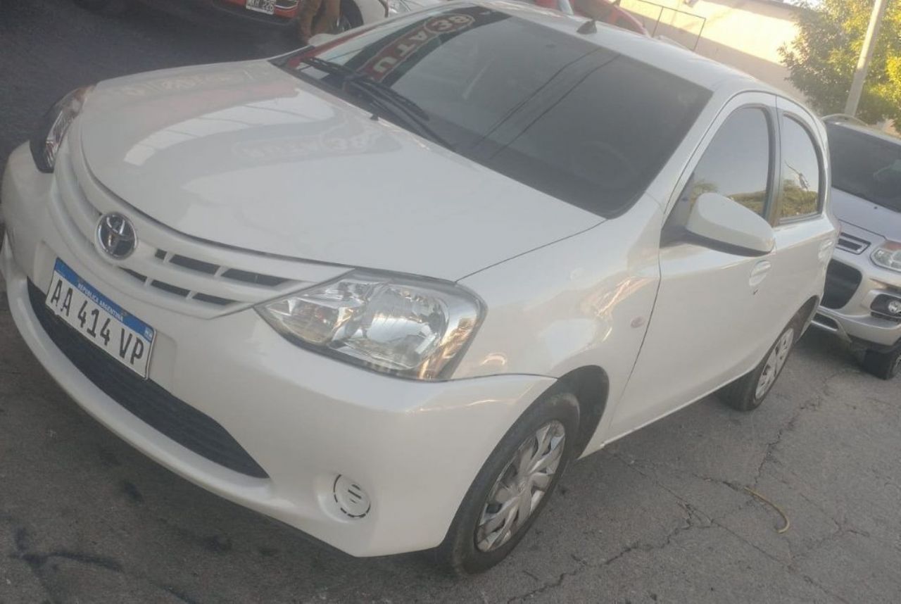 Toyota Etios Usado en Córdoba, deRuedas