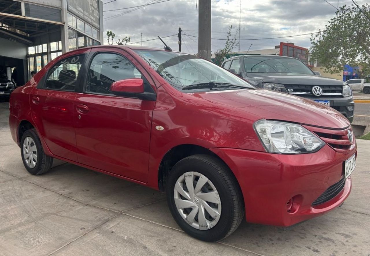Toyota Etios Usado en Mendoza, deRuedas