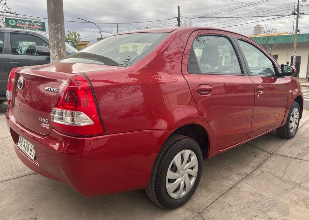 Toyota Etios Usado en Mendoza, deRuedas