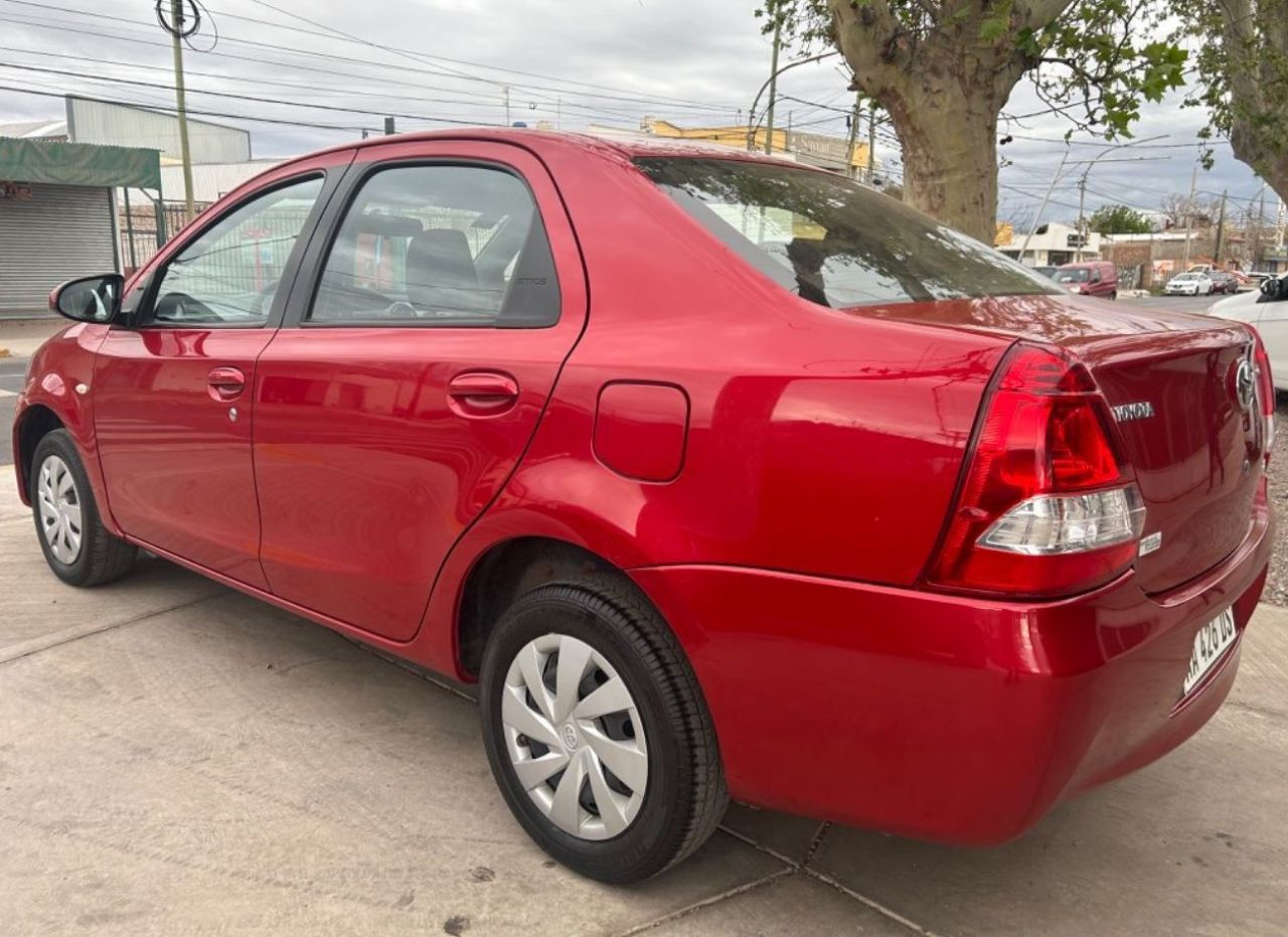 Toyota Etios Usado en Mendoza, deRuedas