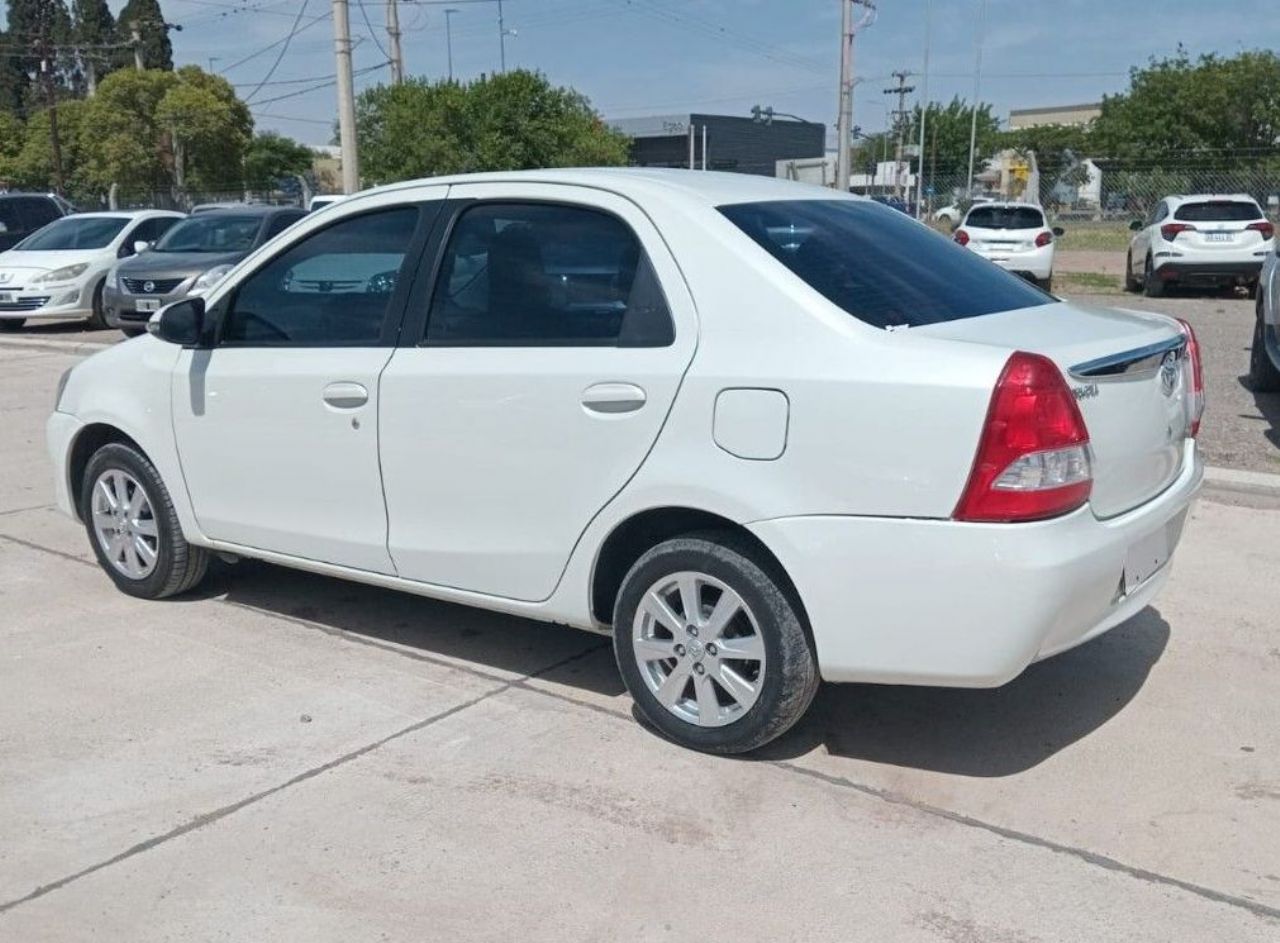 Toyota Etios Usado en Córdoba, deRuedas