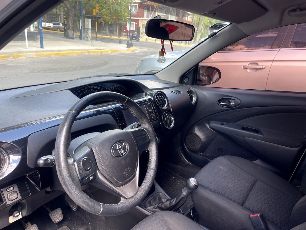 Toyota Etios Usado en Mendoza, deRuedas