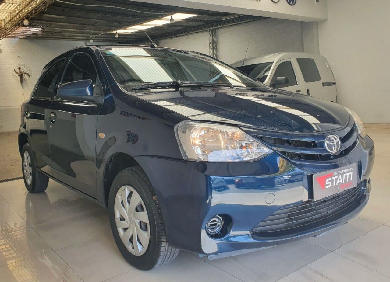 Toyota Etios Usado Financiado en Mendoza, deRuedas