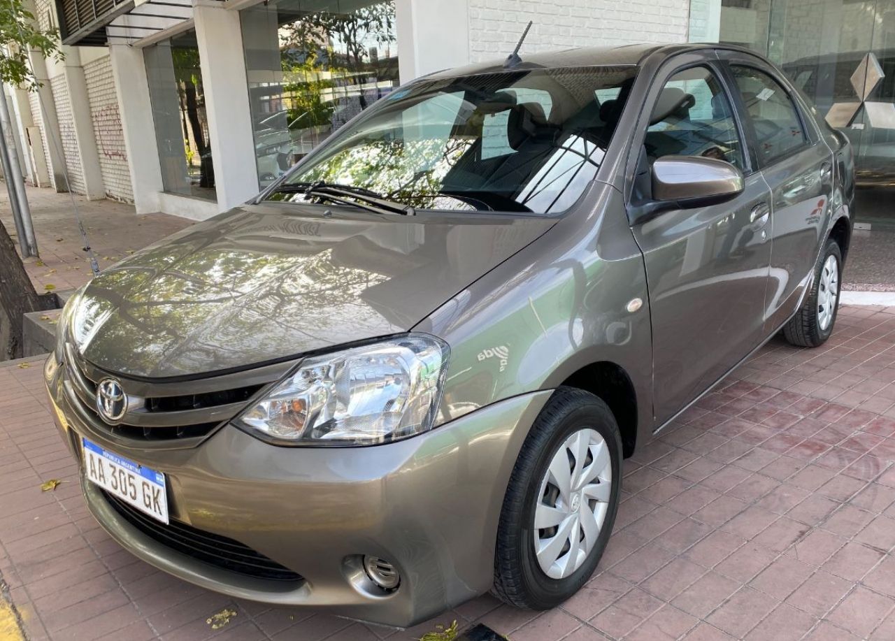 Toyota Etios Usado Financiado en Mendoza, deRuedas