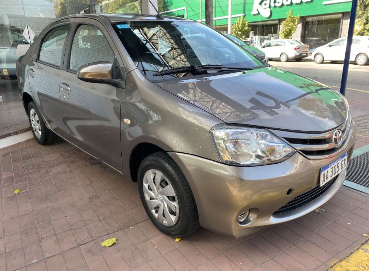 Toyota Etios Usado Financiado en Mendoza, deRuedas