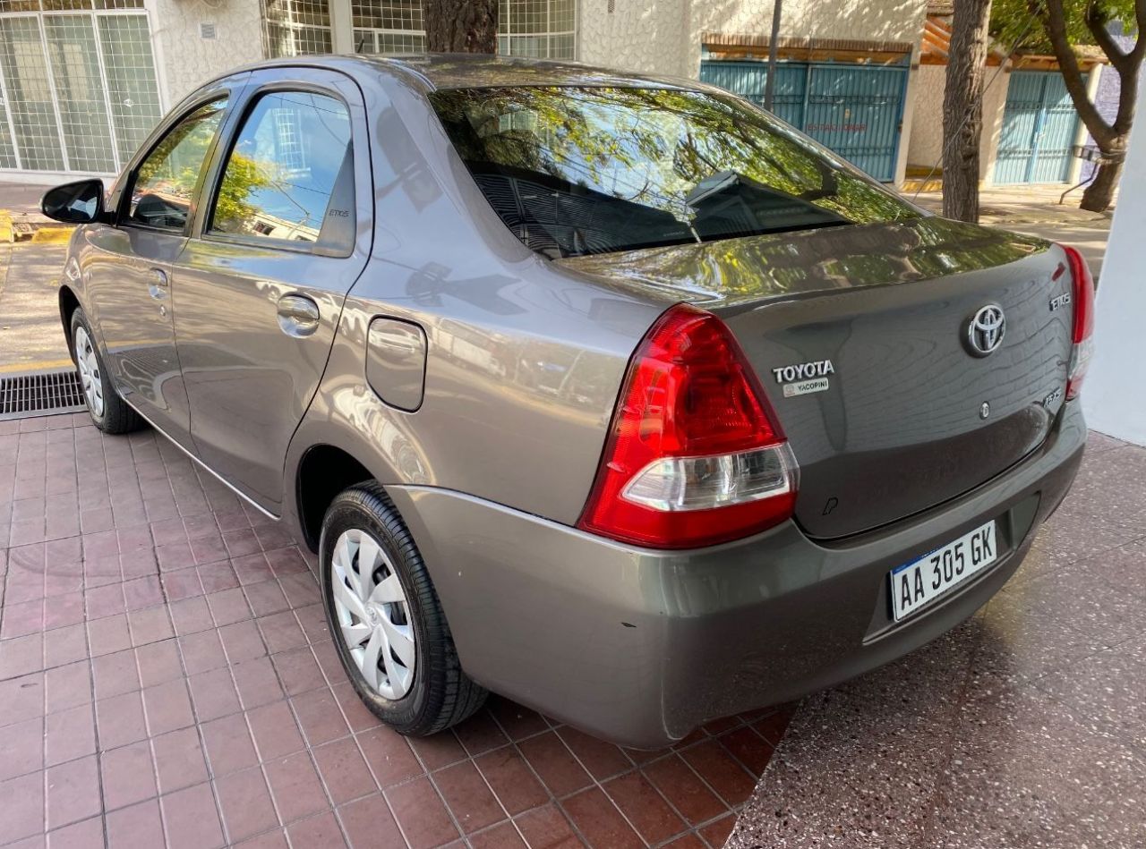 Toyota Etios Usado Financiado en Mendoza, deRuedas