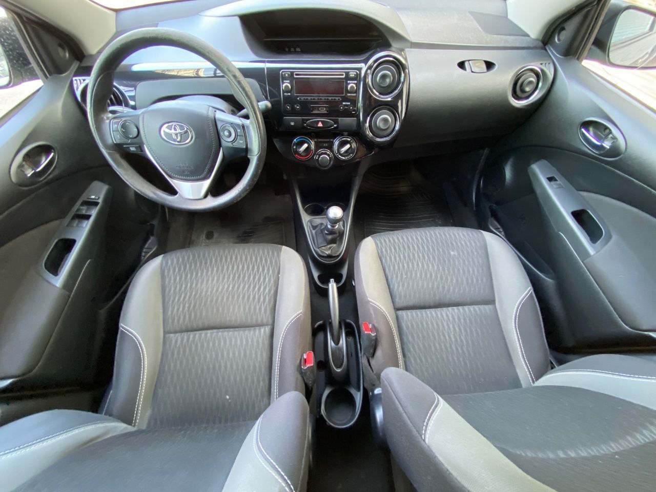 Toyota Etios Usado Financiado en Mendoza, deRuedas