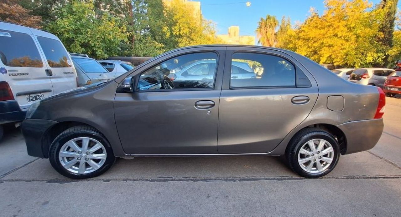 Toyota Etios Usado en Mendoza, deRuedas
