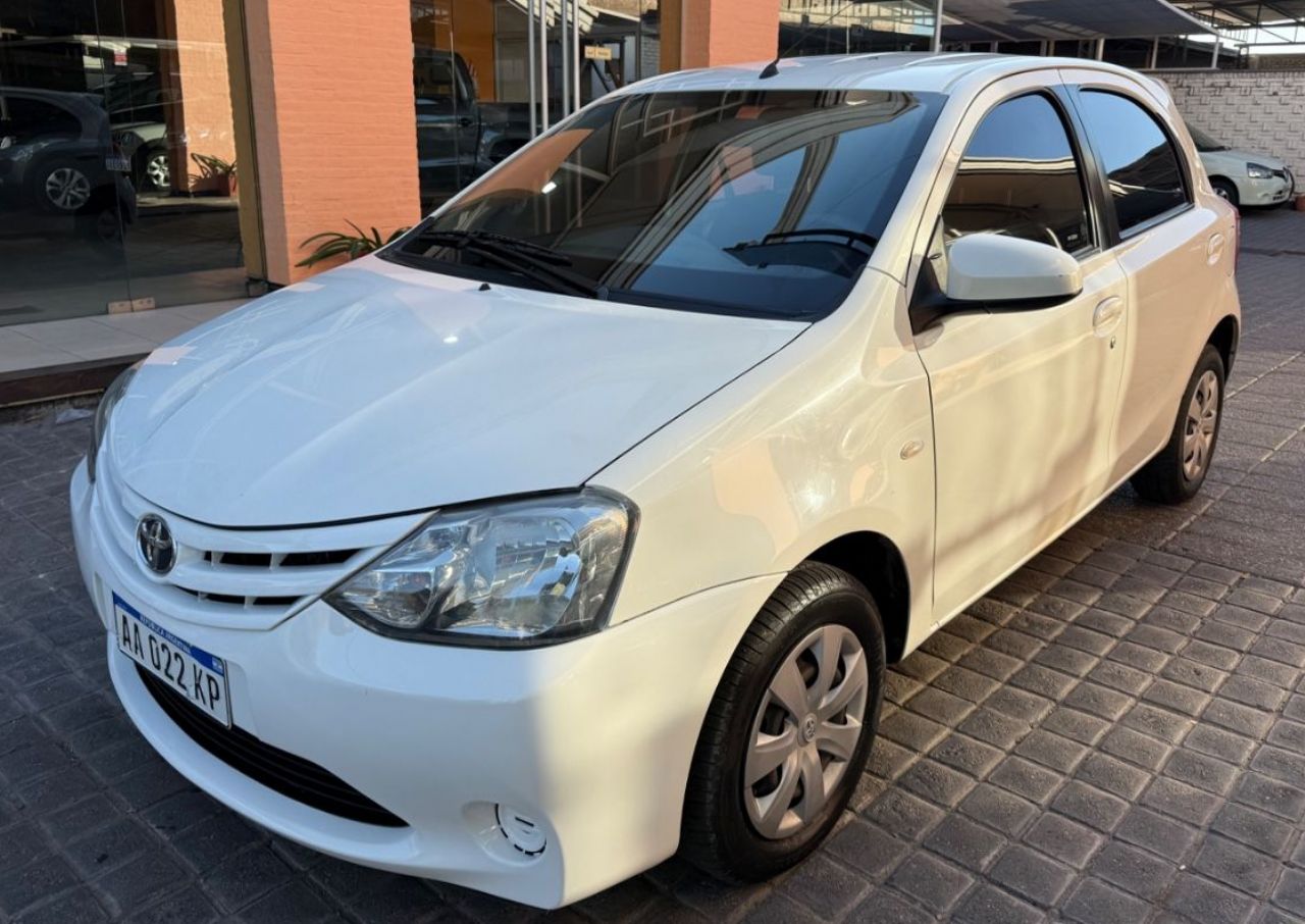 Toyota Etios Usado Financiado en Mendoza, deRuedas